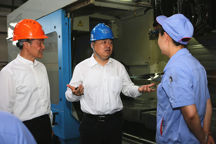 郝鹏与J9.COM集团一线出产人员深刻互换